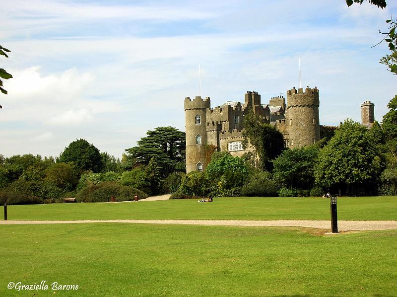 Malahide castle (lontano).jpg